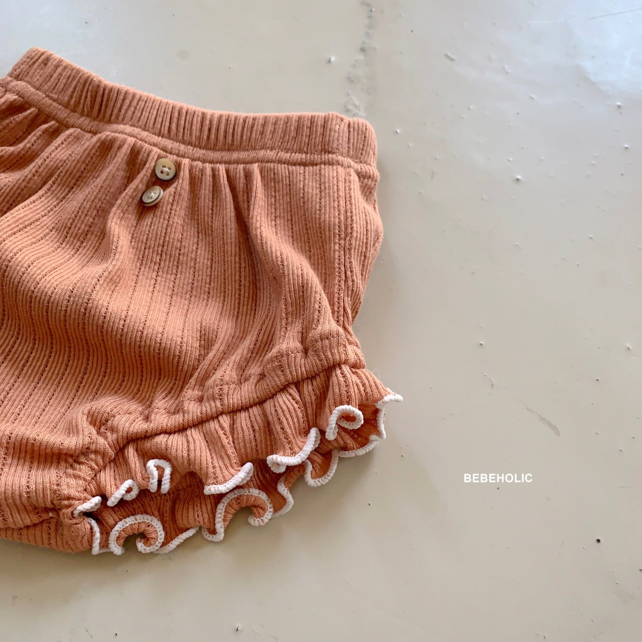 𝐵𝐸𝐵𝐸 𝐻𝑂𝐿𝐼𝐶 莫莫·布魯默