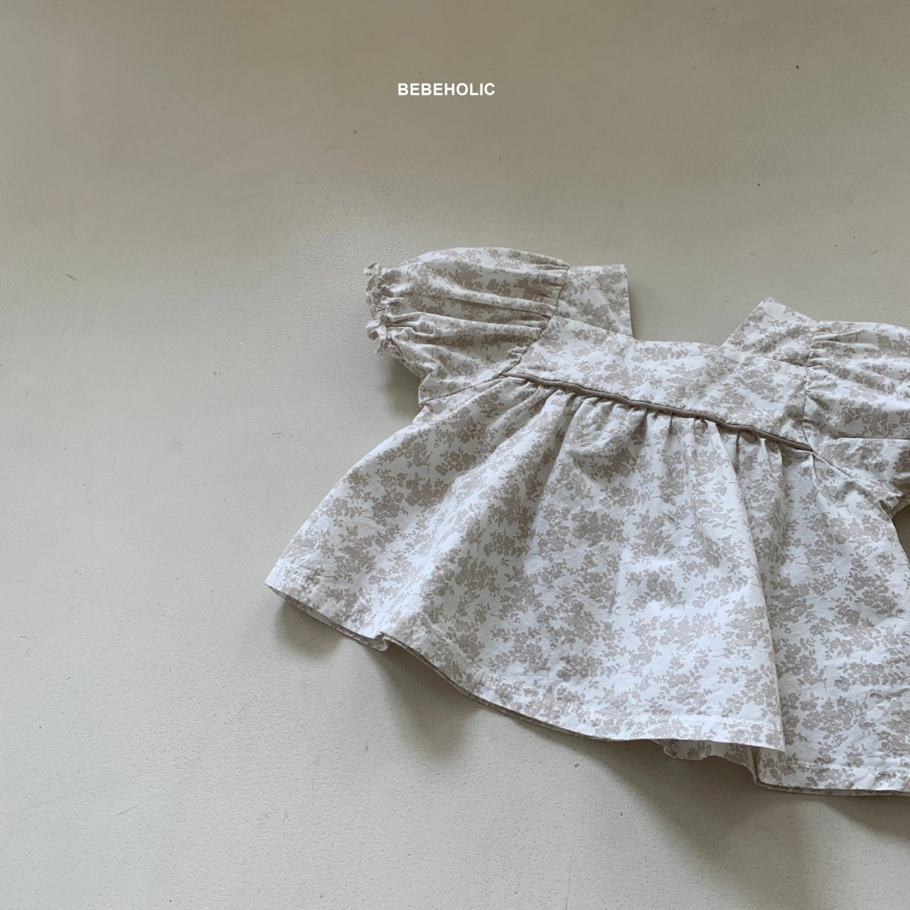 𝐵𝐸𝐵𝐸 𝐻𝑂𝐿𝐼𝐶 安娜襯衫